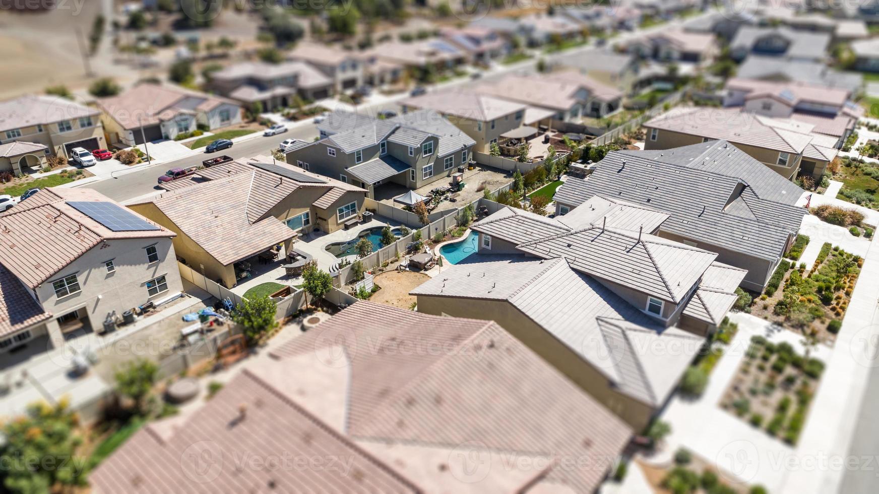 vista aérea del barrio poblado de casas con desenfoque de cambio de inclinación foto