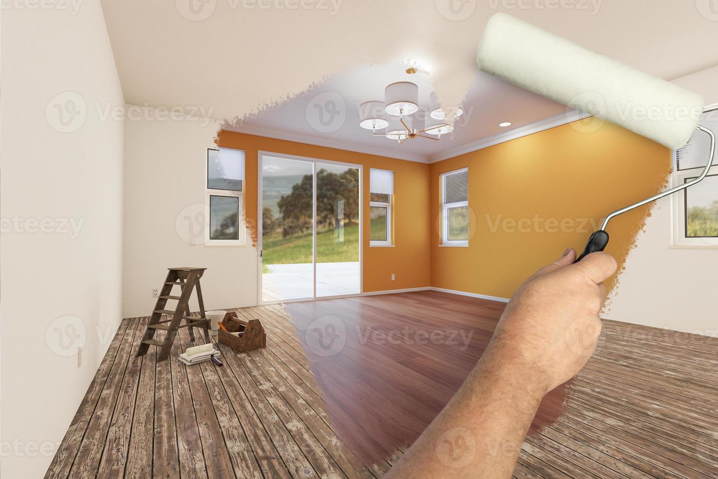 antes y después del rodillo de pintura del hombre para revelar una habitación recién remodelada con pintura ocre amarilla fresca y pisos nuevos. foto