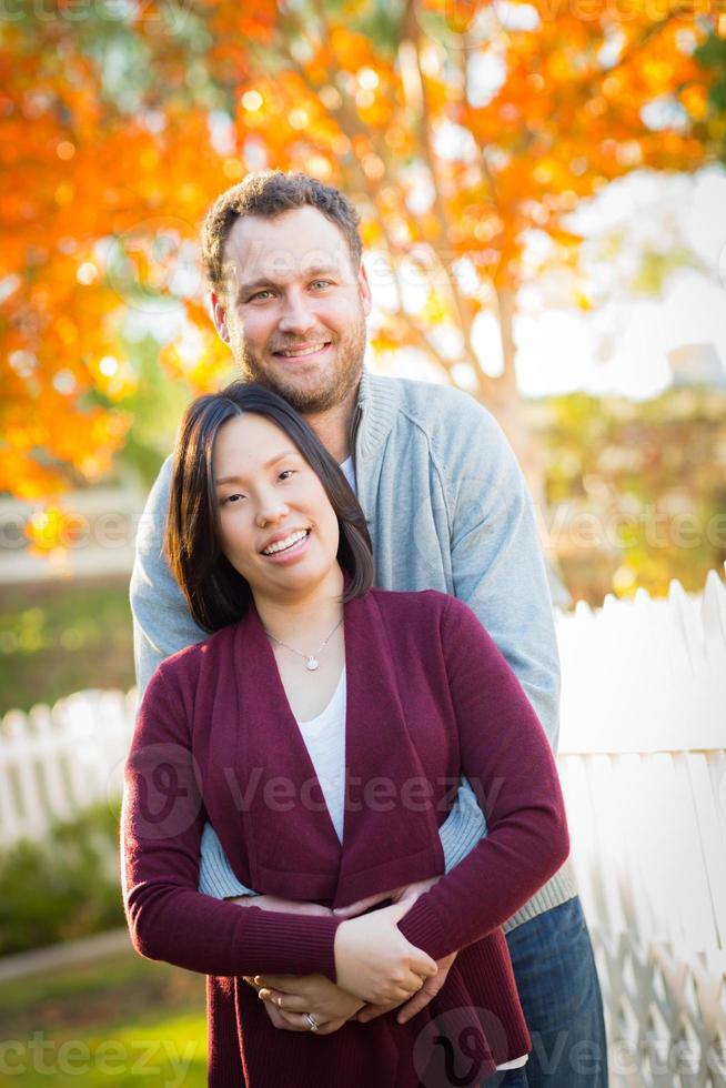 retrato de otoño al aire libre de una pareja adulta joven china y caucásica. foto