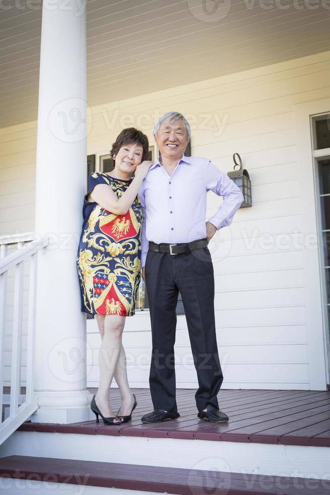 atractiva pareja china disfrutando de su casa foto