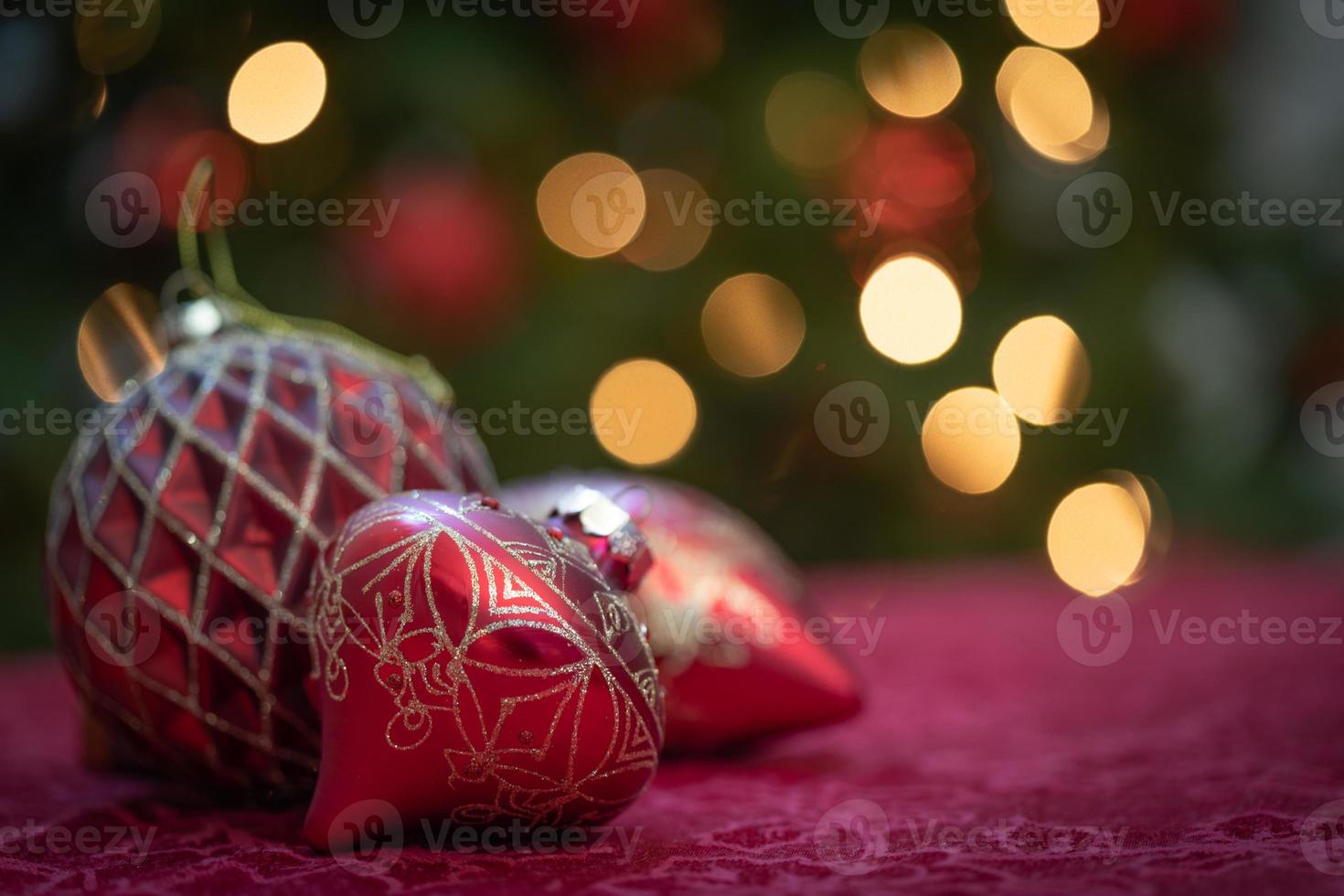 elaborar adornos navideños descansando sobre la mesa frente al árbol iluminado foto