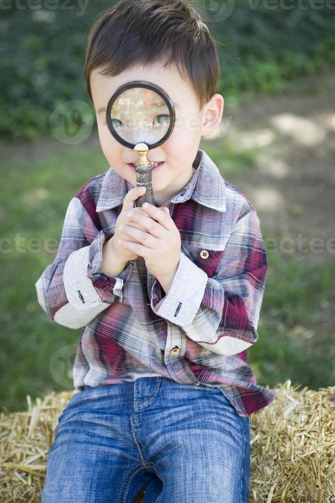 lindo, joven, mestizo, niño, mirar a través de, lupa foto