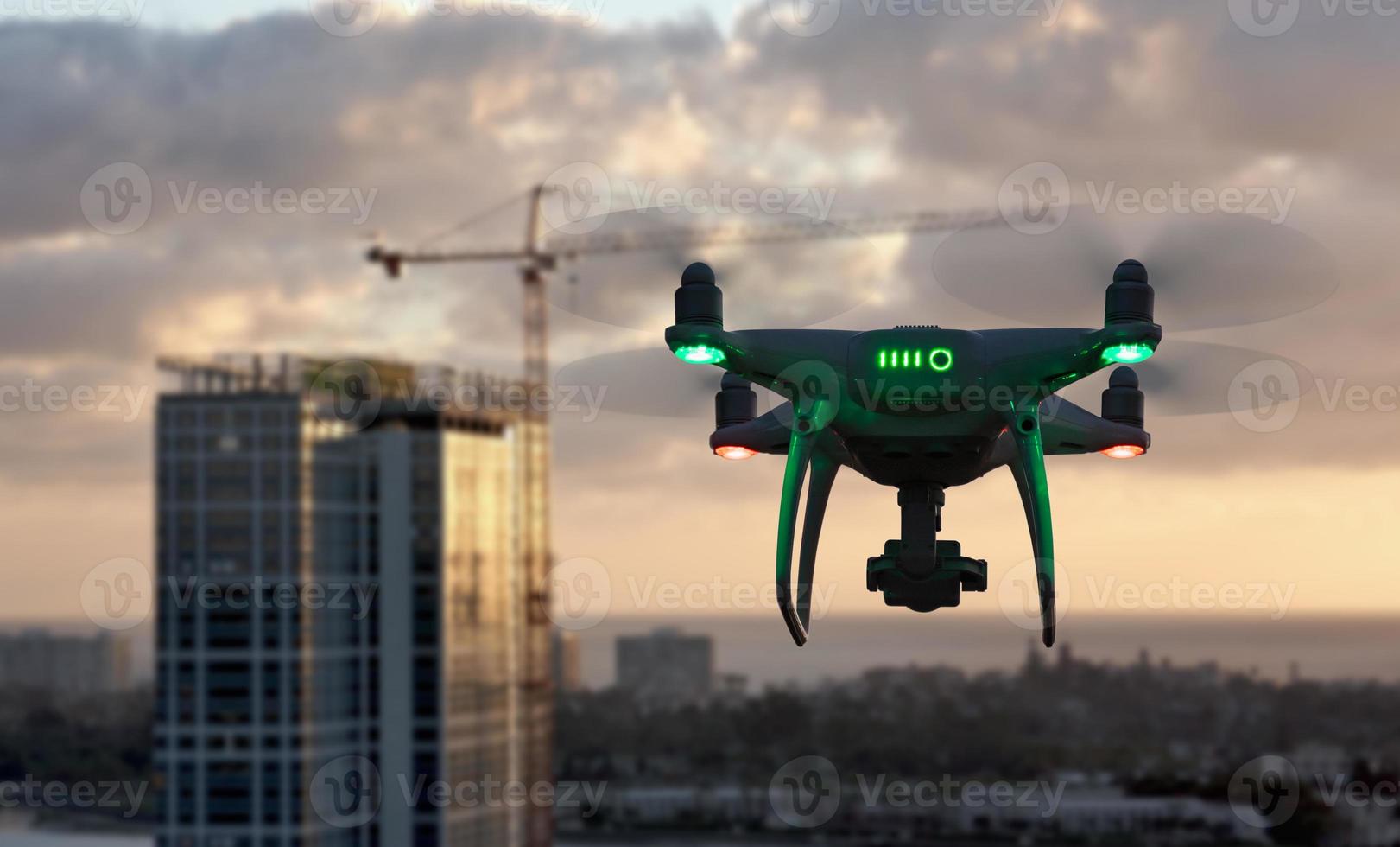 sistema de aviones no tripulados quadcopter drone en el aire cerca de la ciudad y el edificio corporativo foto