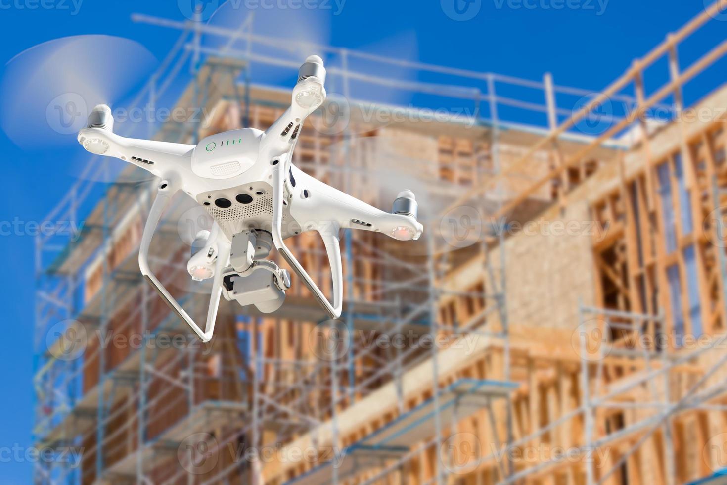 drone quadcopter volando e inspeccionando el sitio de construcción foto