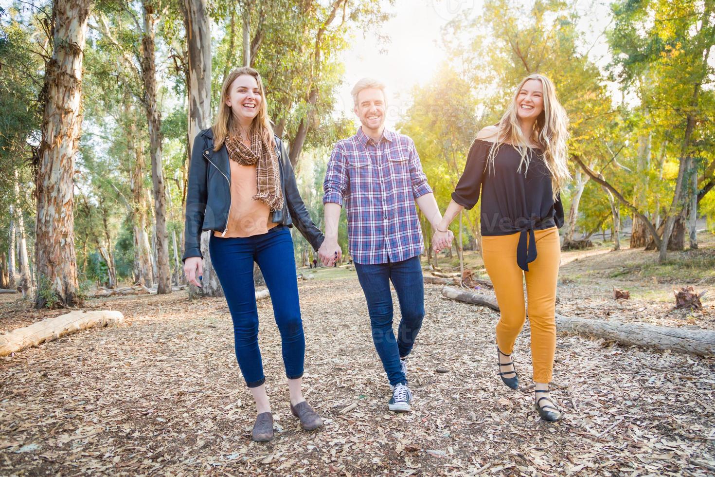 retrato de tres hermanos y hermanas al aire libre foto