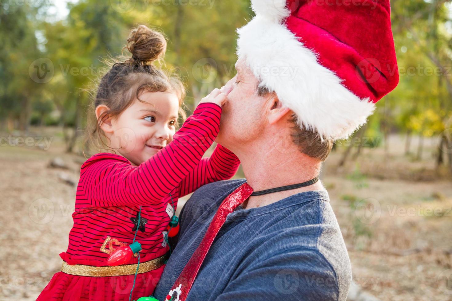 abuelo festivo y niña de raza mixta al aire libre foto