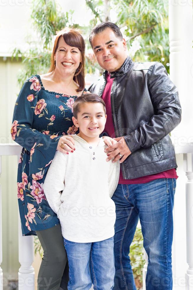 retrato de familia joven de raza mixta en el parque foto