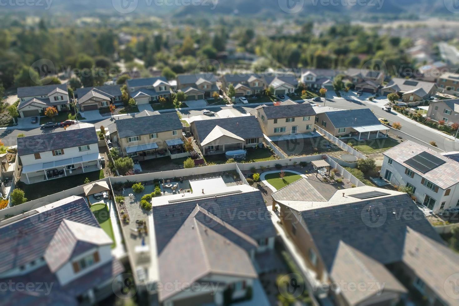 vista aérea del barrio poblado de casas con desenfoque de cambio de inclinación foto