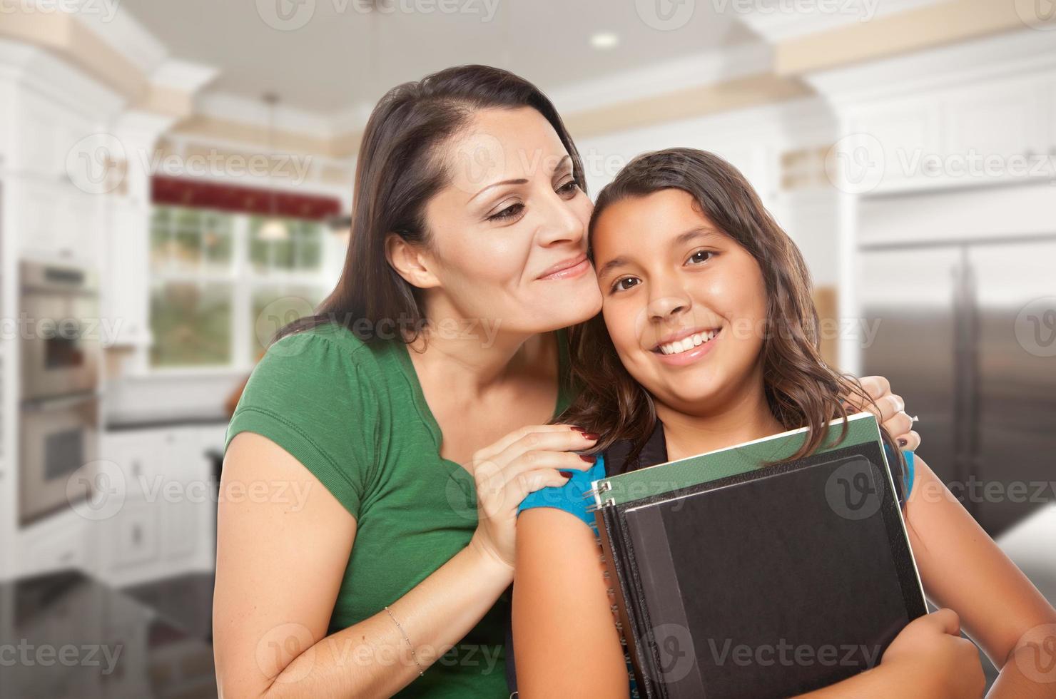 orgullosa madre e hija hispanas en la cocina de casa listas para la escuela foto