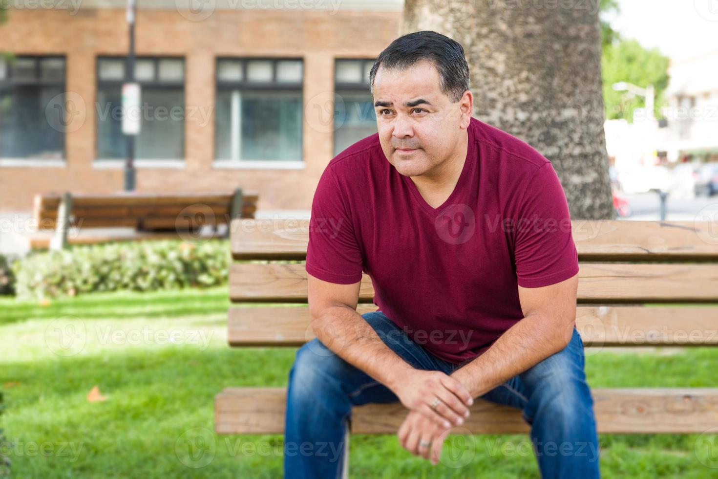 retrato en la cabeza de un hombre hispano guapo foto