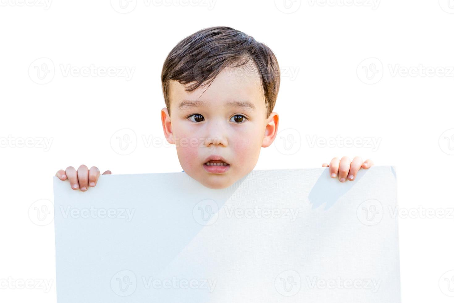 niño chino y caucásico sosteniendo una cartulina en blanco aislada de fondo blanco. foto