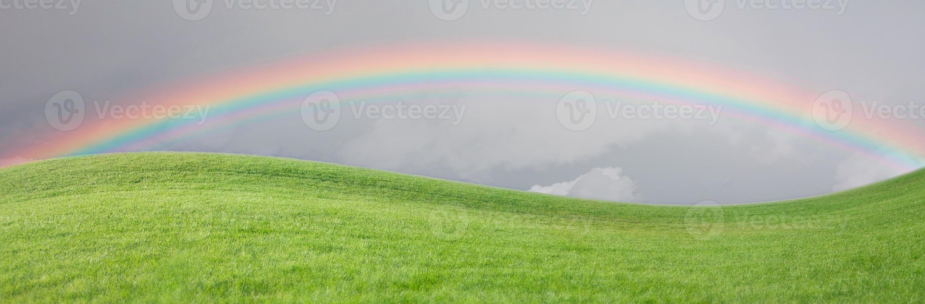 campo de hierba con arco iris en el cielo. foto