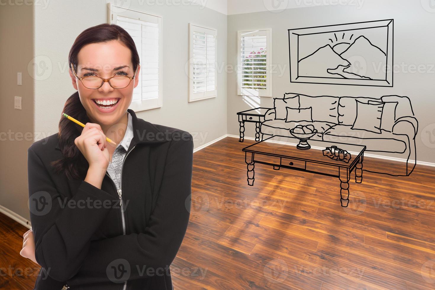 mujer con lápiz en la habitación vacía de la casa nueva con sofá y mesa dibujando en la pared foto