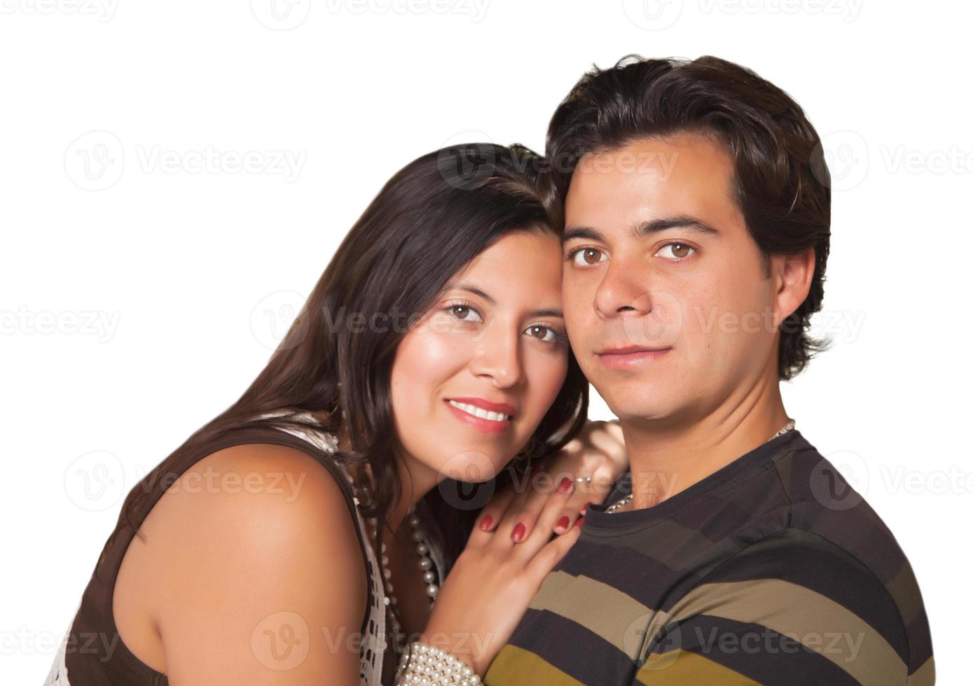 atractivo retrato de pareja hispana aislado en un fondo blanco. foto