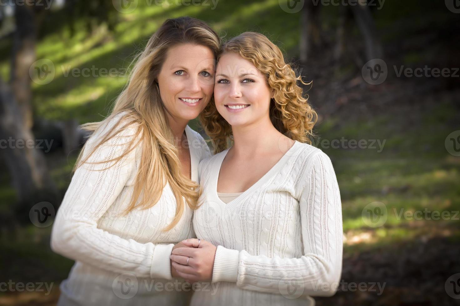 bonito retrato de madre e hija en el parque foto