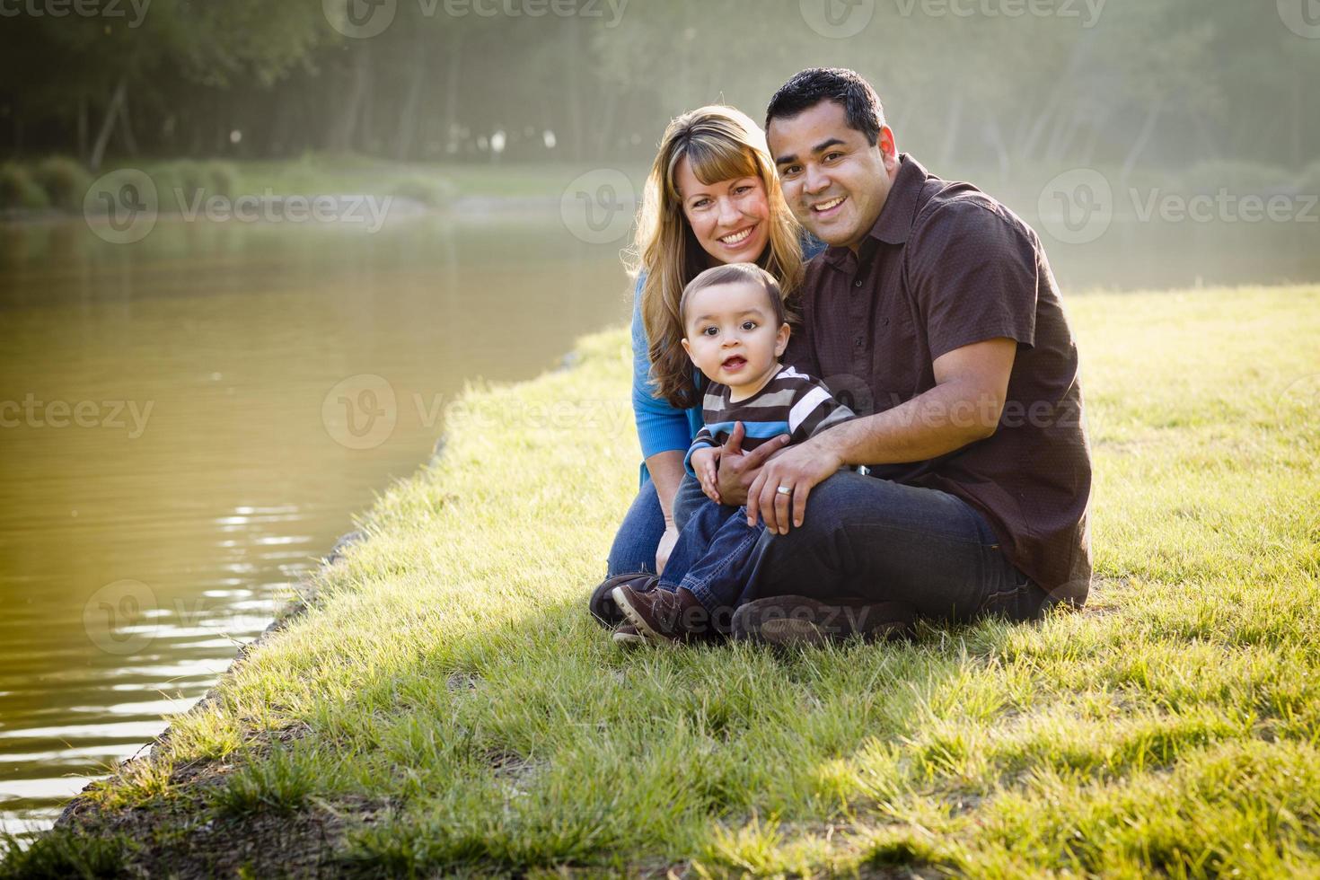 feliz familia étnica de raza mixta posando para un retrato foto