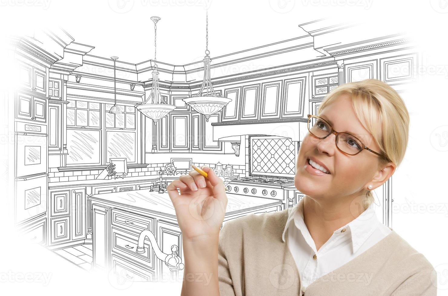 mujer con lápiz sobre dibujo de diseño de cocina personalizado foto