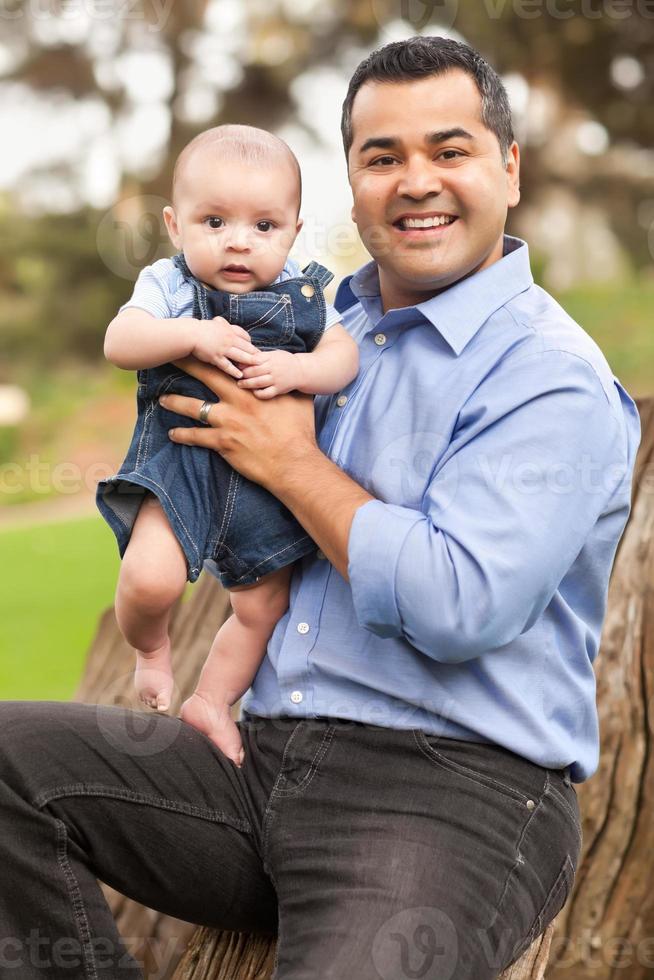 apuesto padre hispano e hijo posando para un retrato foto