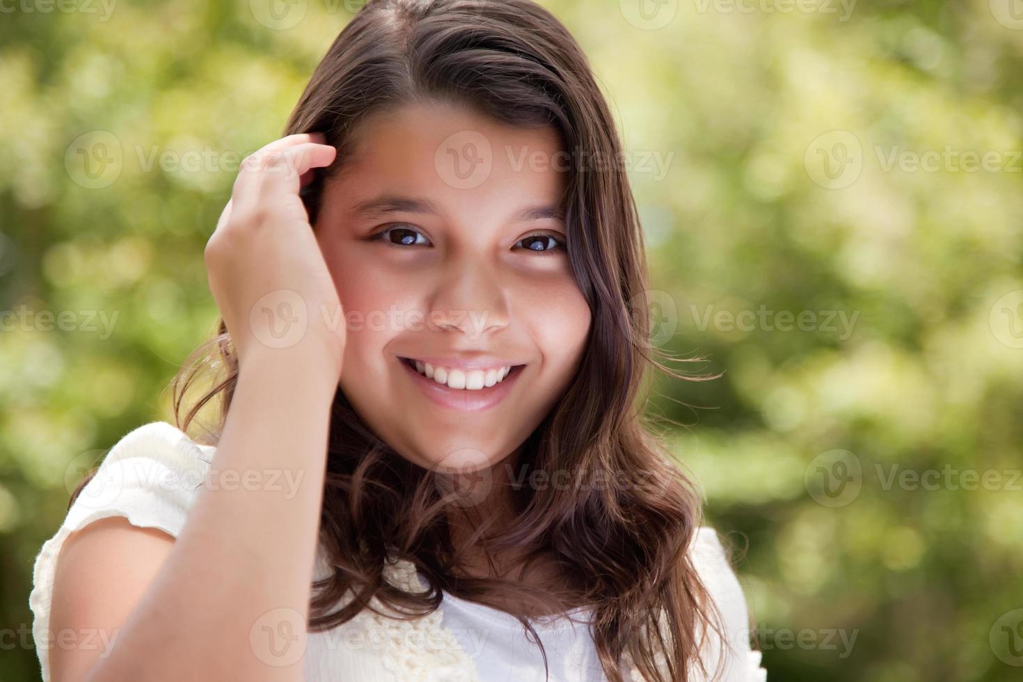 linda chica feliz en el parque foto