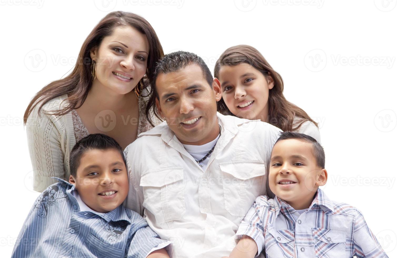 Feliz atractivo retrato de familia hispana en blanco foto