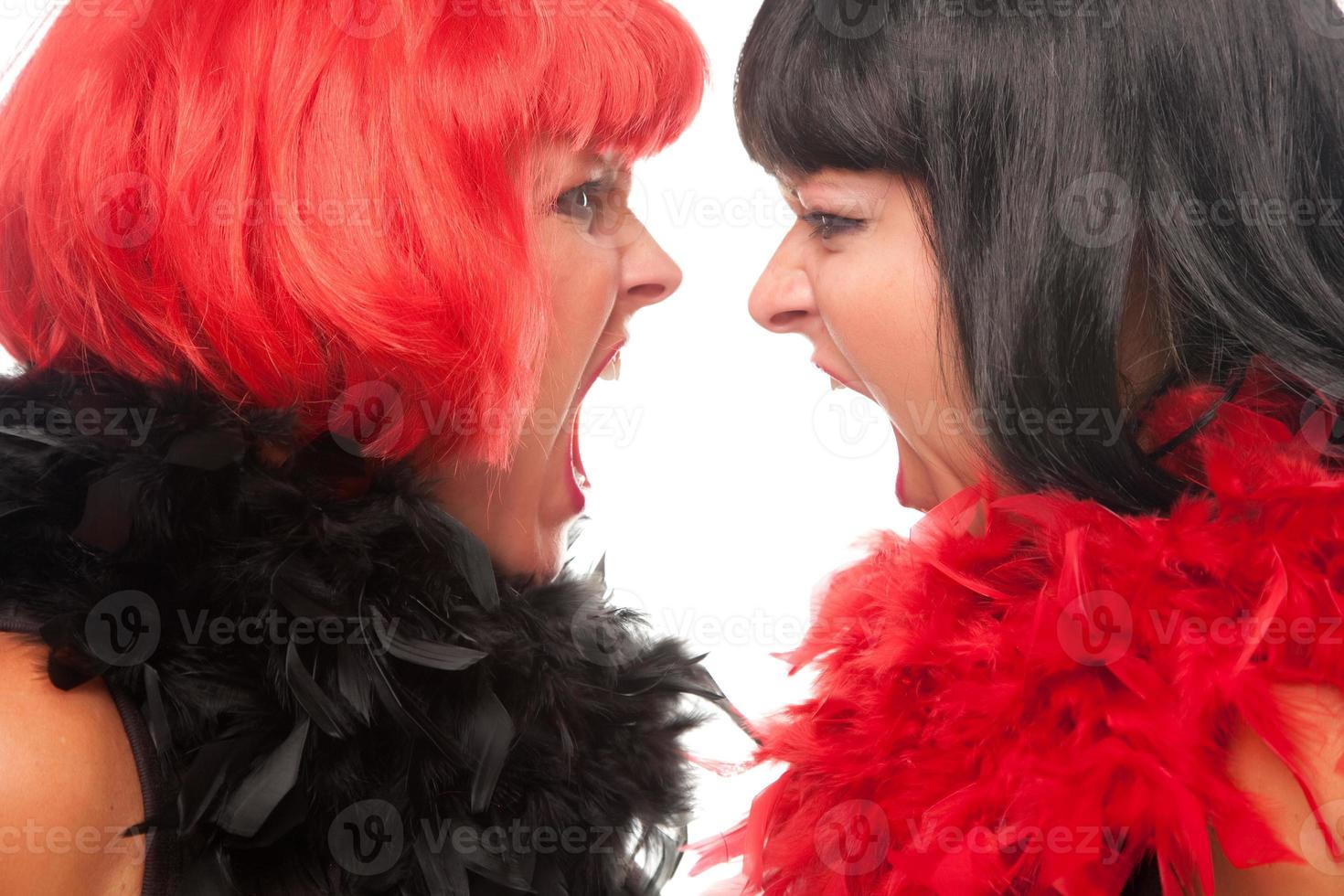 mujeres de pelo rojo y negro gritándose unas a otras foto