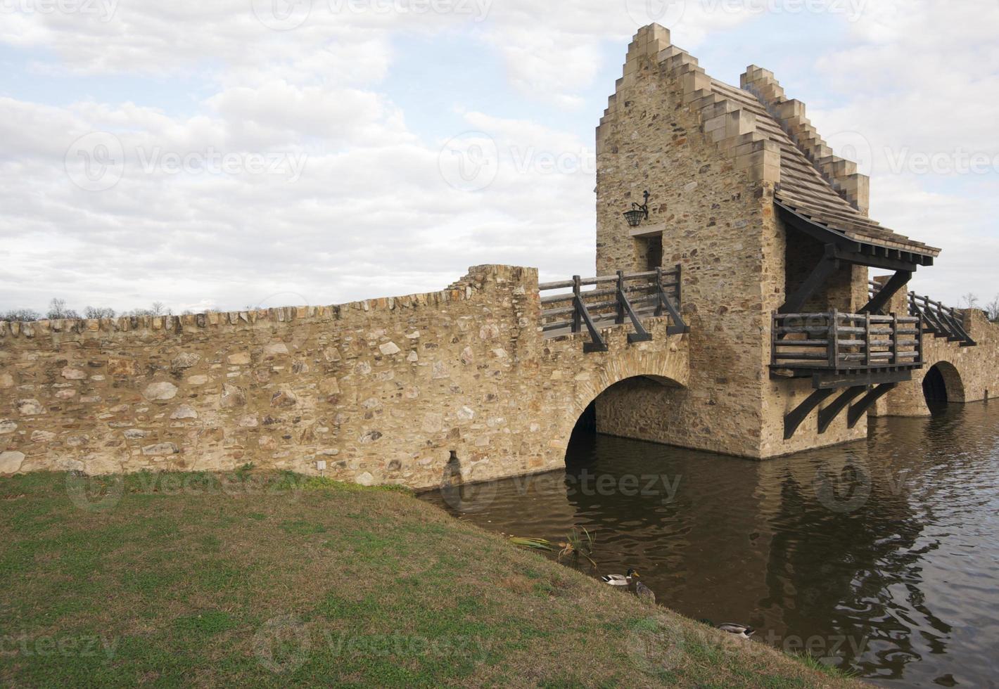 antiguo puente de réplica medieval foto