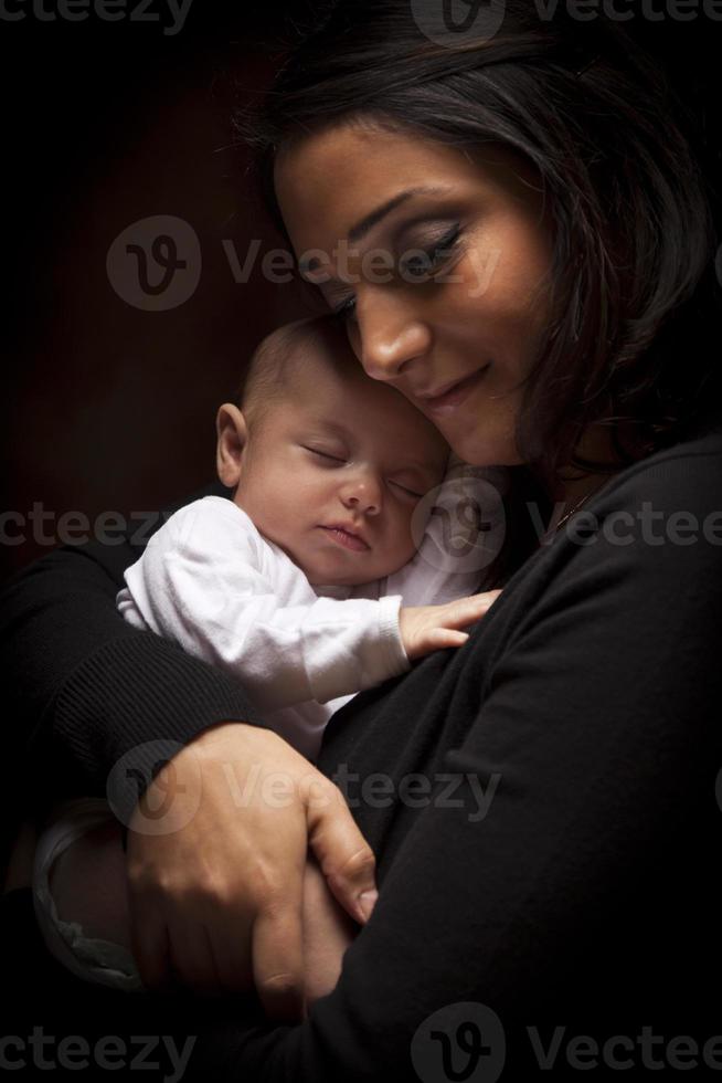 atractiva mujer étnica con su bebé recién nacido foto