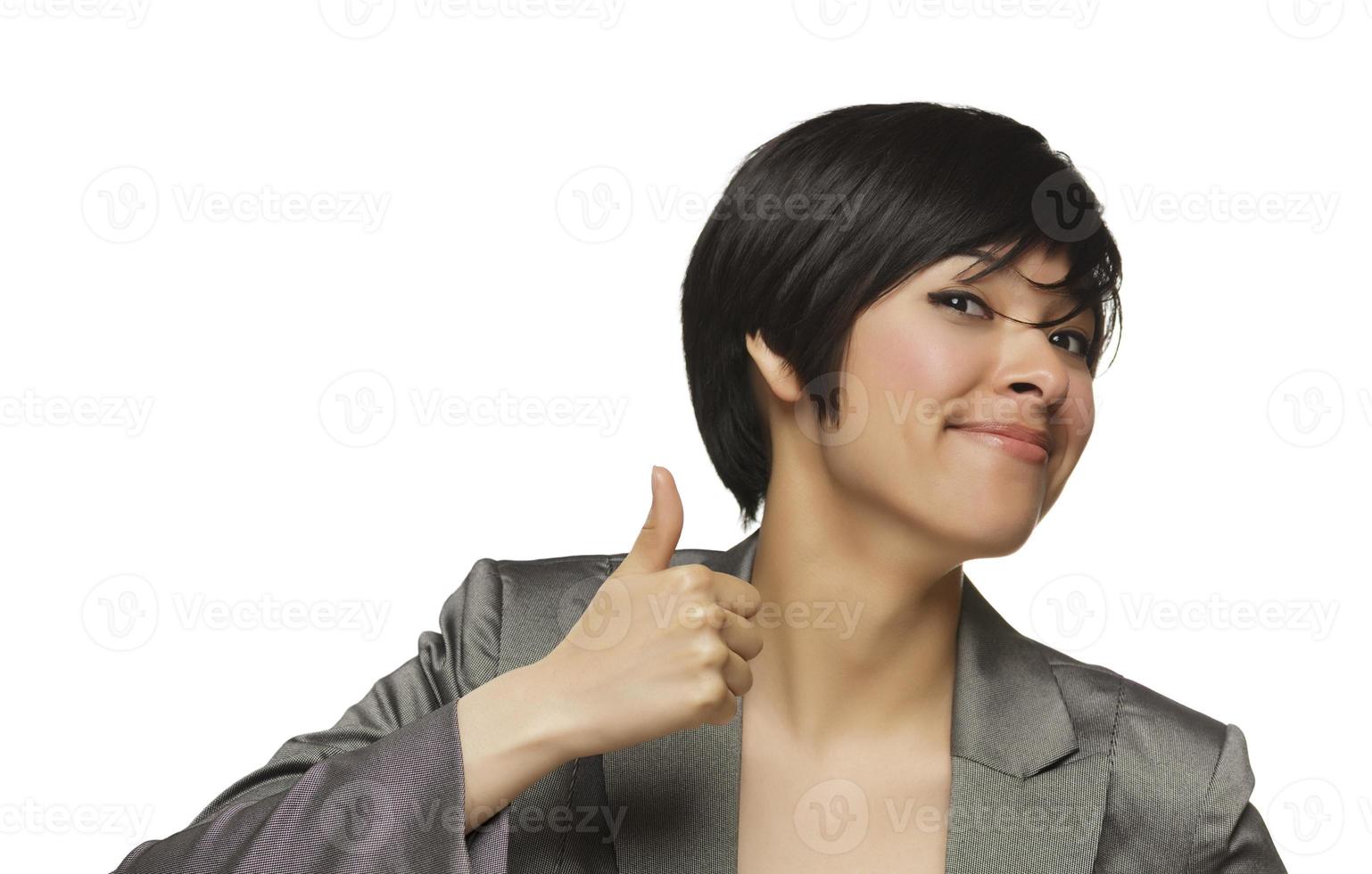 feliz joven mujer de raza mixta con los pulgares hacia arriba en blanco foto