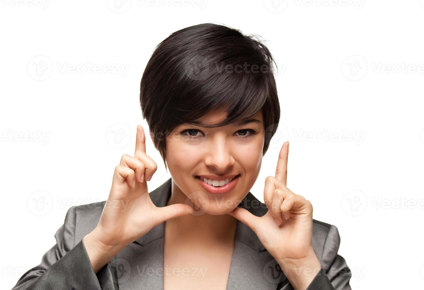 Mujer adulta joven multiétnica muy sonriente que enmarca la cara con las manos foto