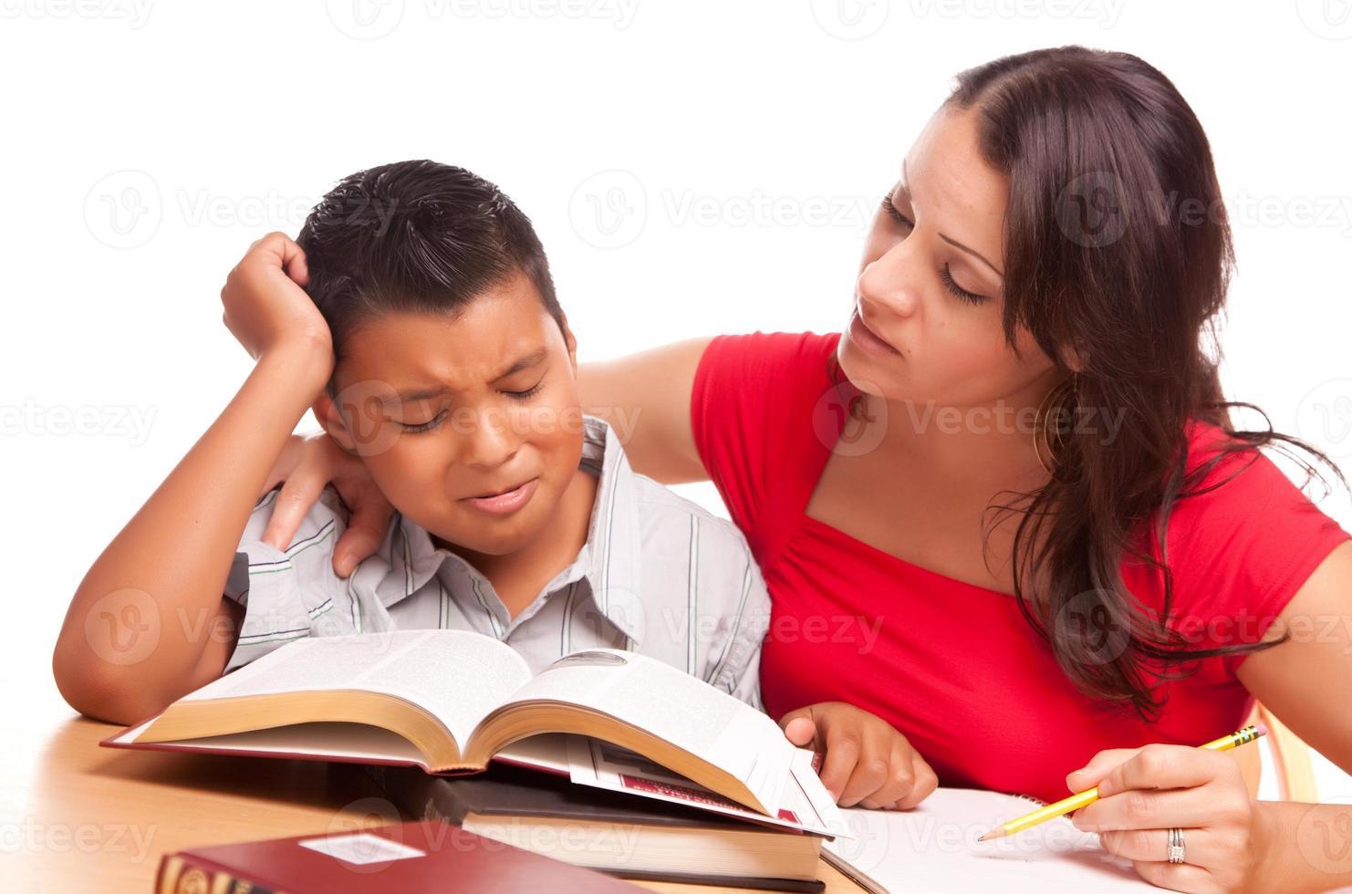 atractiva madre hispana e hijo estudiando foto