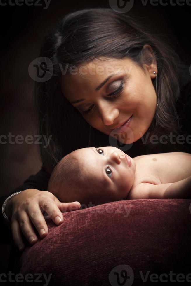 atractiva mujer étnica con su bebé recién nacido foto