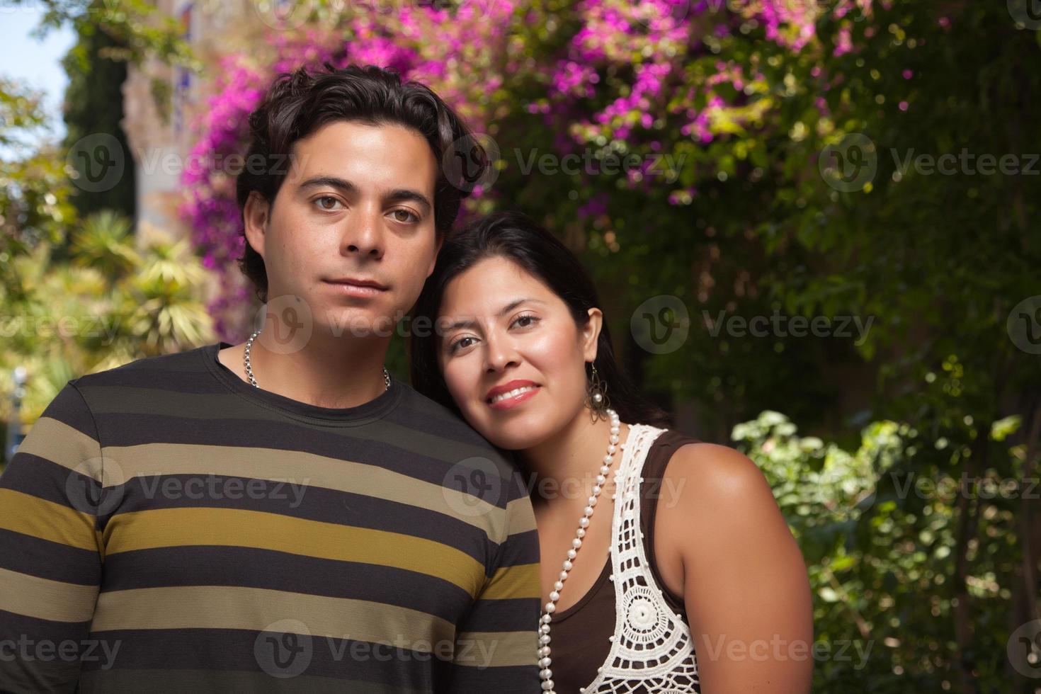 feliz pareja hispana atractiva en el parque foto