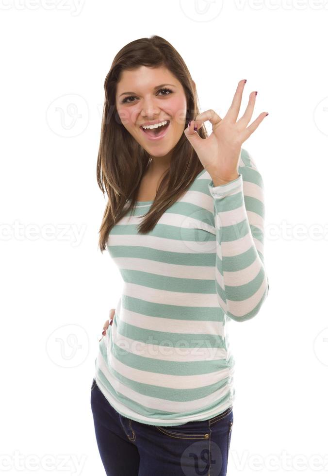 mujer étnica sonriente con signo de mano bien en blanco foto