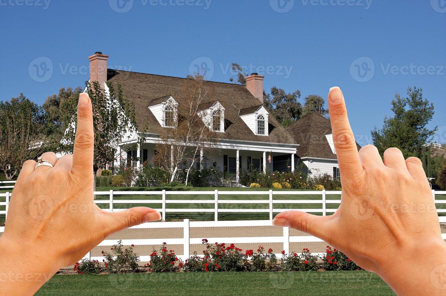 manos femeninas enmarcando una hermosa casa foto