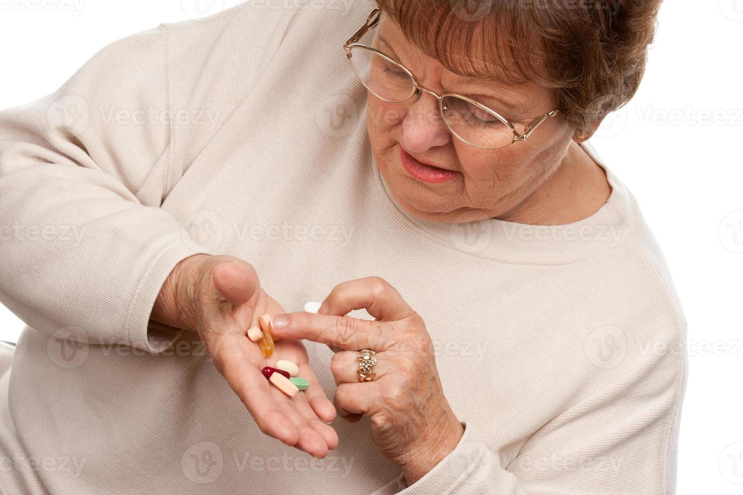 atractiva mujer mayor y pastillas para medicamentos foto