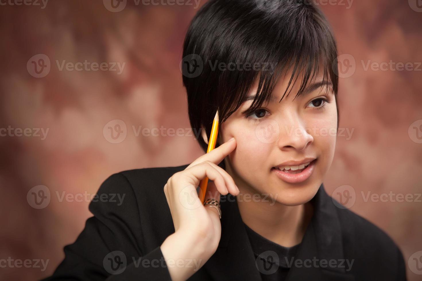 chica multiétnica hablando durante el retrato. foto