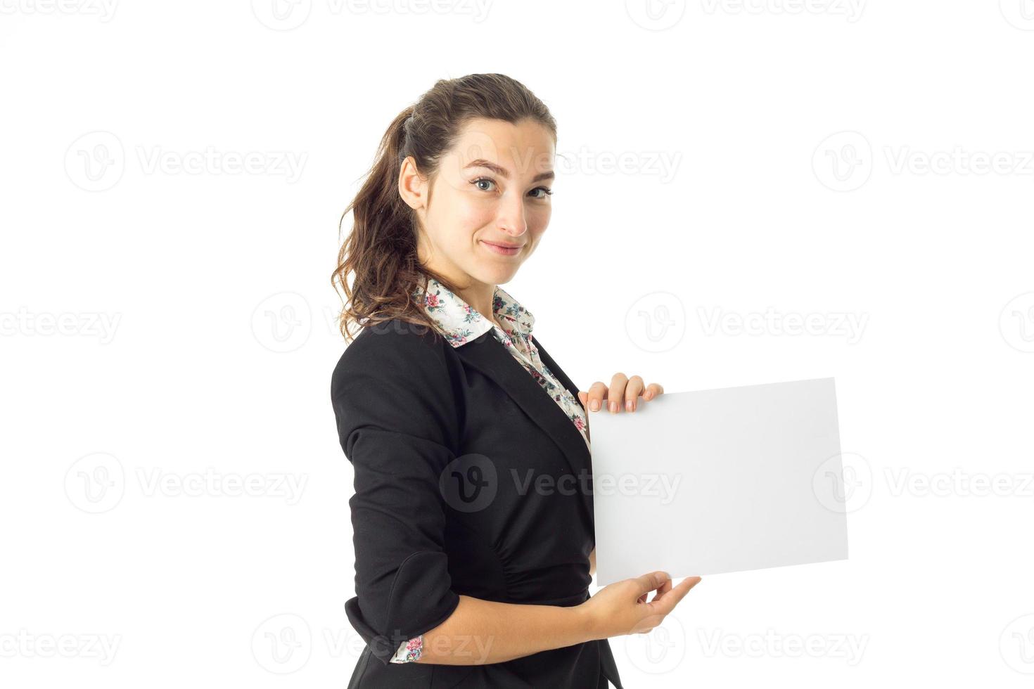 mujer en uniforme con cartel blanco en las manos foto