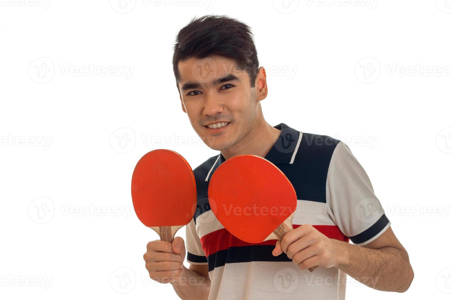 retrato de deportista alegre practicando un ping-pong y sonriendo en cámara aislada en fondo blanco foto