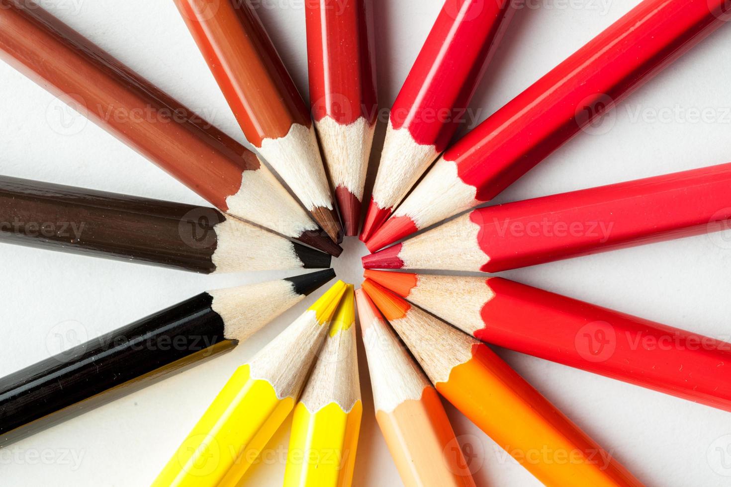 lápices de colores apilados en un círculo foto