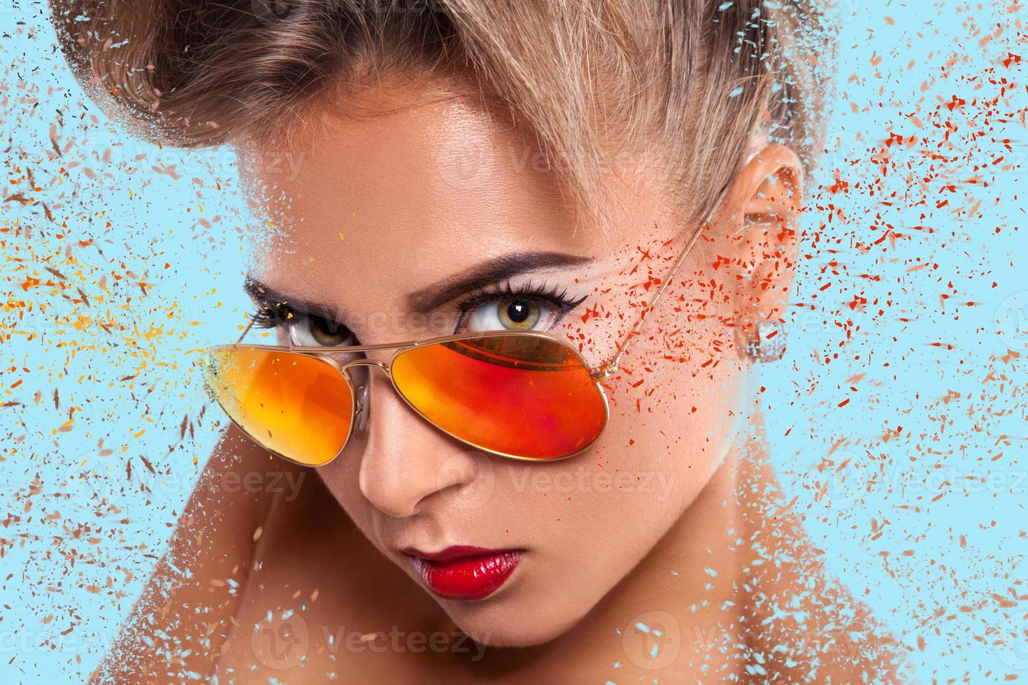 retrato elegante de mujer con gafas de sol con abstracciones foto