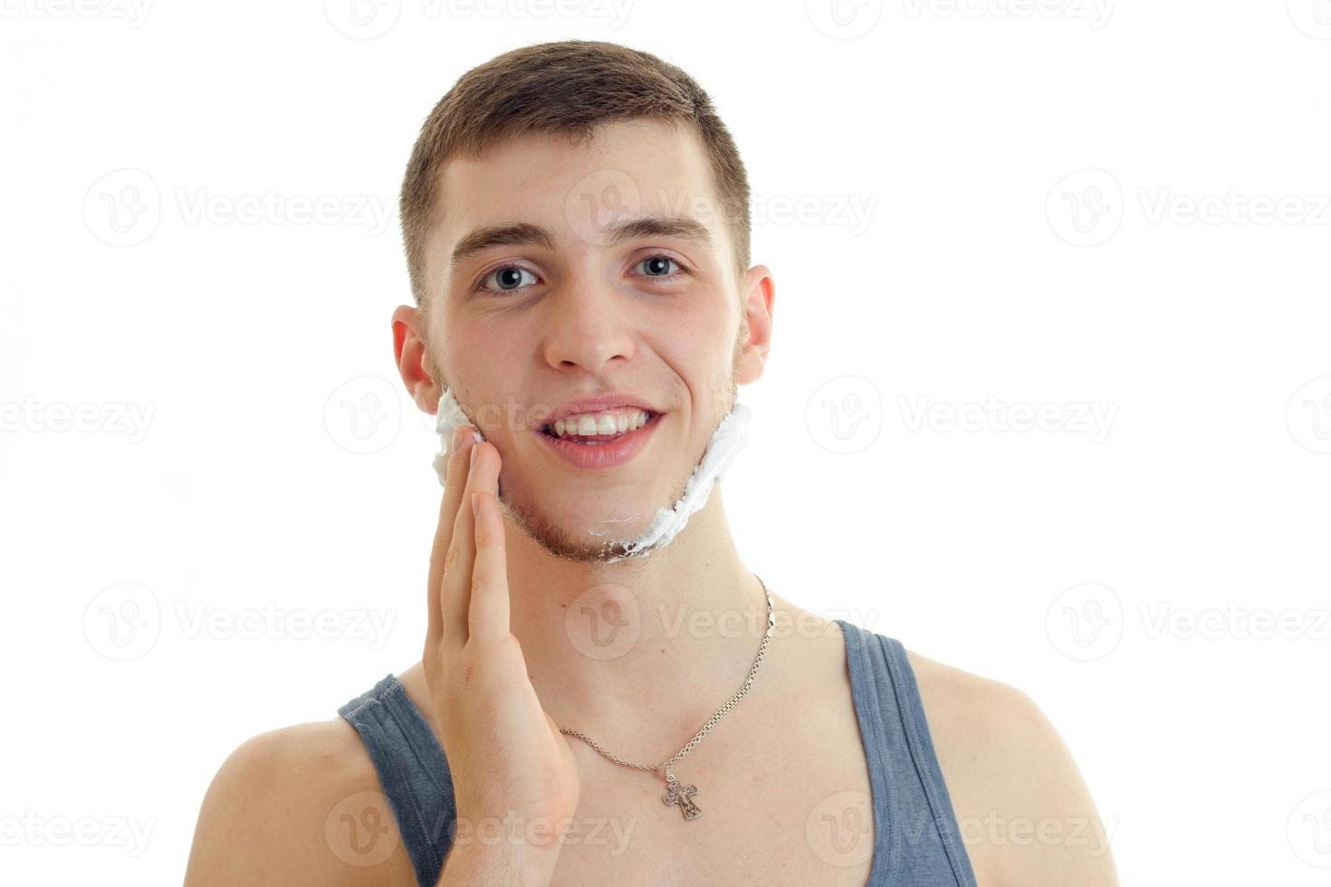 retrato de un joven apuesto que mira a la cámara y sonríe aislado de fondo blanco foto