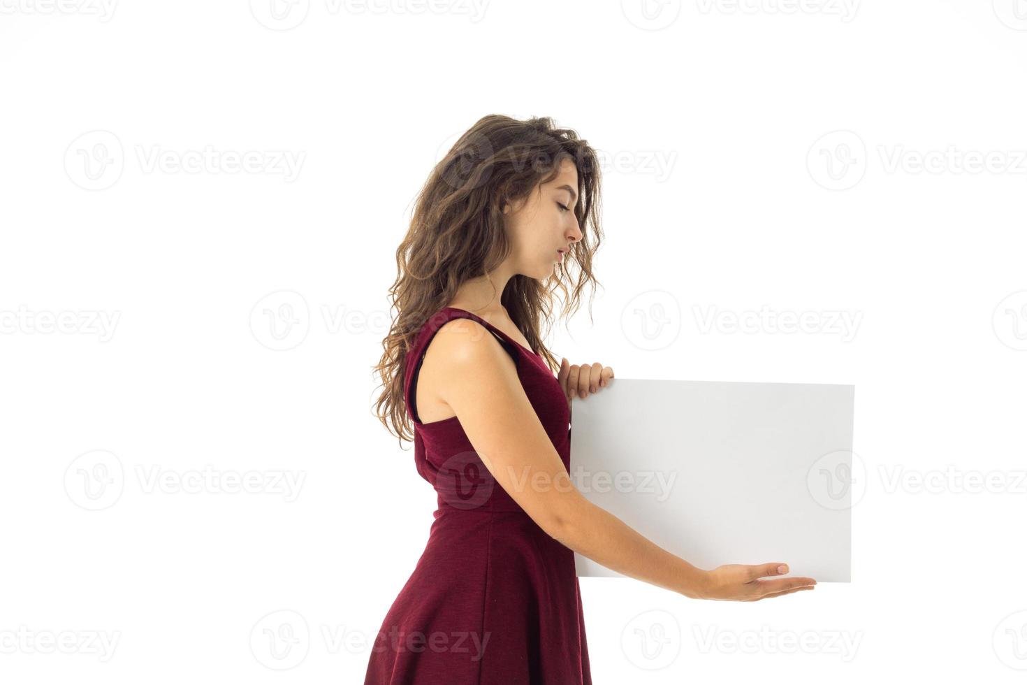 chica en vestido rojo con cartel blanco foto