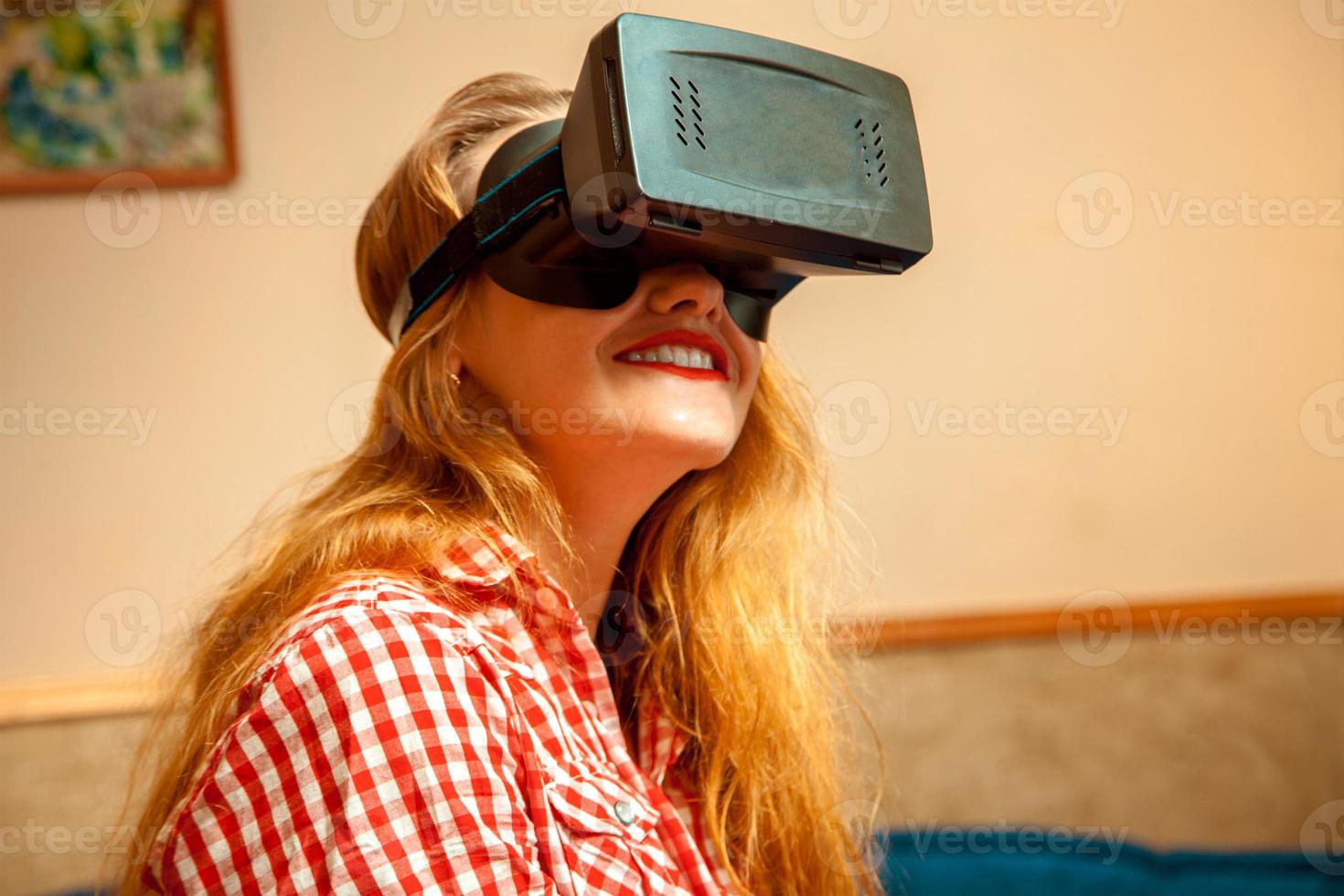 mujer con gafas de realidad virtual foto