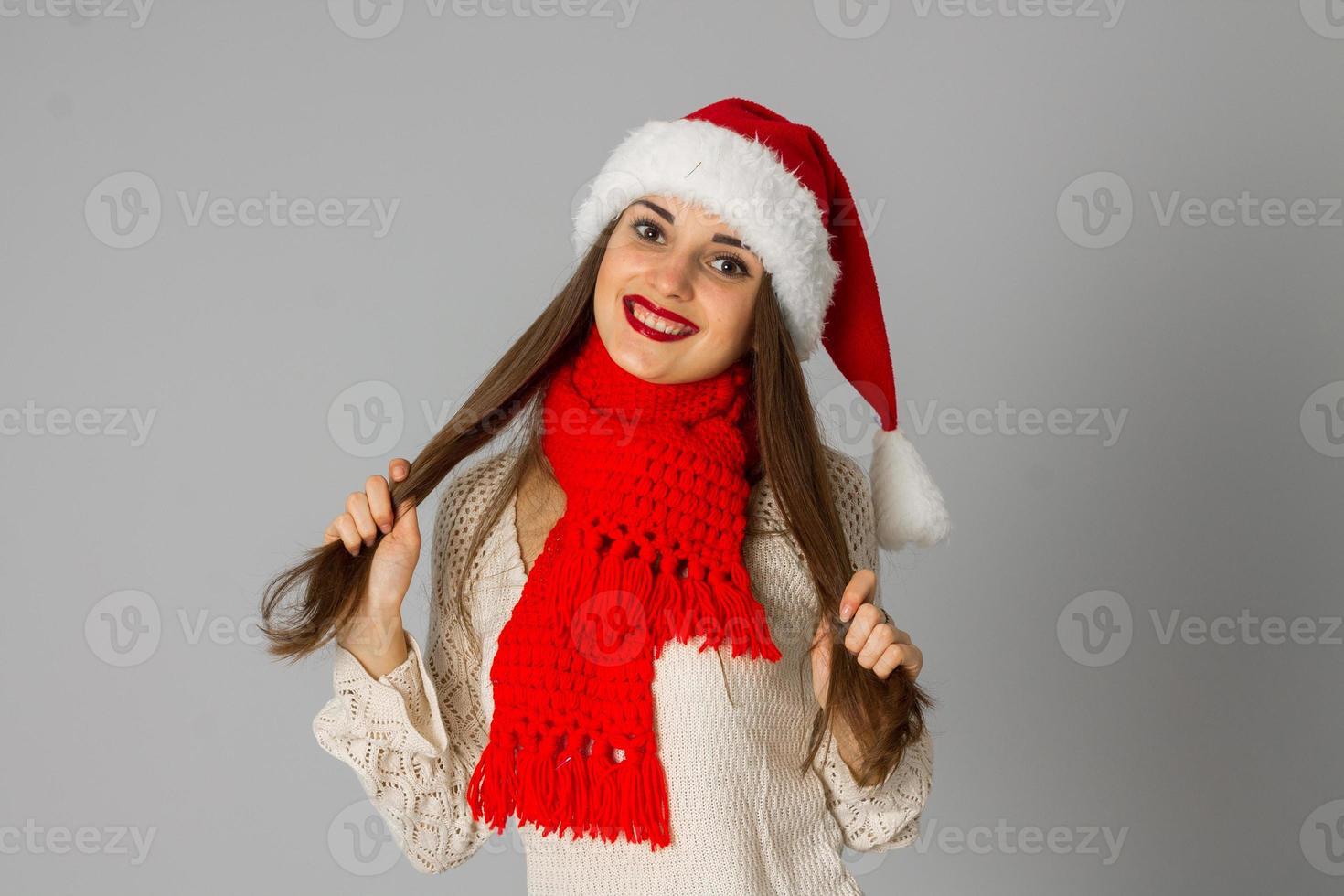 chica con sombrero de santa y bufanda roja foto