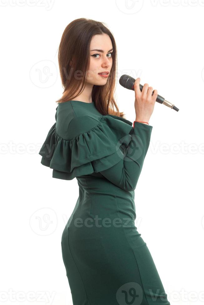 encantadora dama en vestido verde con micrófono foto