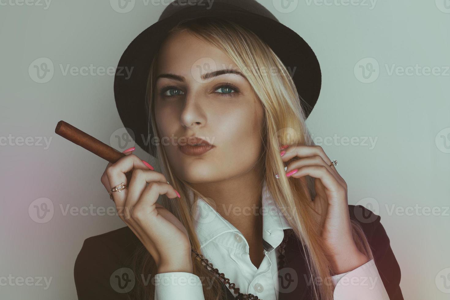 foto retro de linda mujer rubia con cigarro