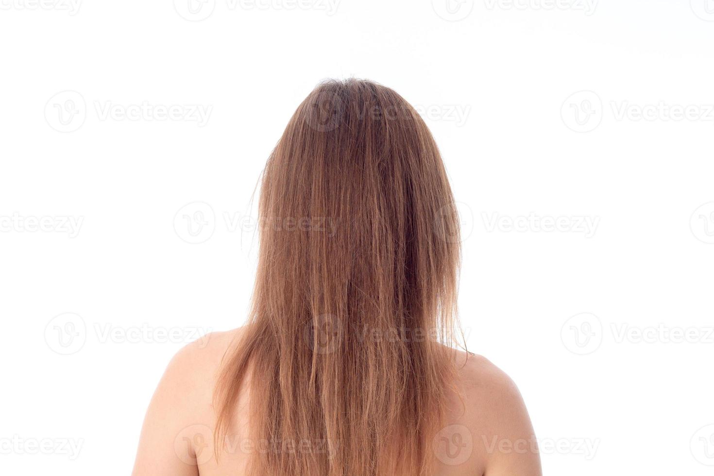 una chica con el pelo largo le da la espalda a la cámara aislada de fondo blanco foto
