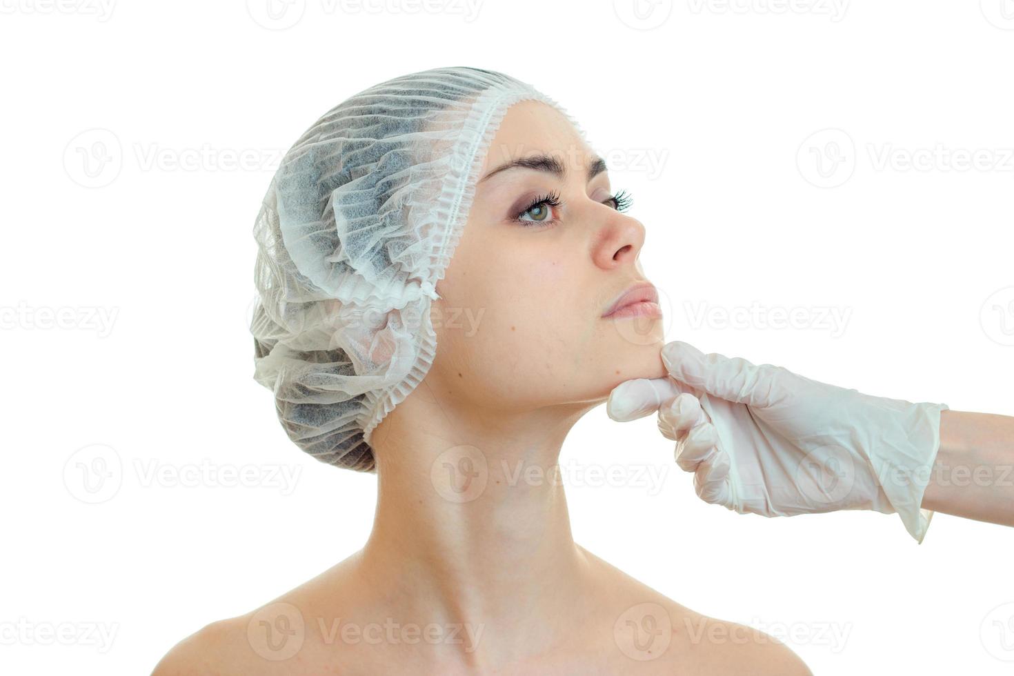retrato horizontal de una joven con la gorra médica que giró la cabeza en dirección a un médico foto
