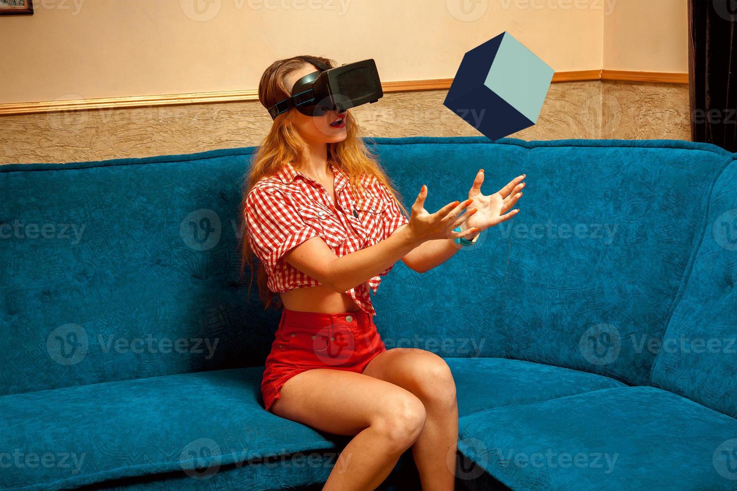 mujer en casco vr foto