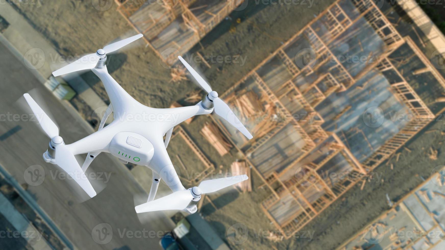 sistema de aviones no tripulados drone quadcopter uav en el aire sobre el sitio de construcción. foto